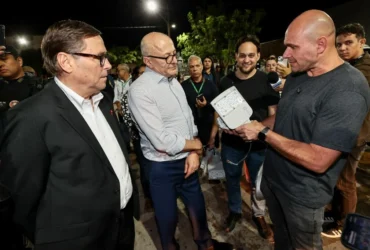 Governador Otaviano Pivetta entregando luminárias