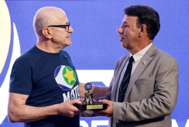 Pivetta recebendo prêmio