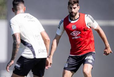 Santos x Red Bull Bragantino: onde assistir, escalações e tudo sobre o duelo do Brasileirão 2026. Imagem: Raul Baretta/Santos FC