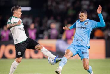 Santos x Coritiba: onde assistir, escalações e tudo sobre o duelo na Neo Química Arena pelo Brasileirão. Imagem: Raul Baretta/Santos FC