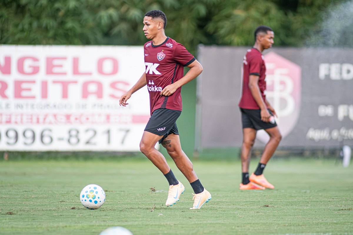 Santos x Vitória: onde assistir ao vivo, horário, escalações e tudo sobre o duelo do Brasileirão Série A 2026. Imagem: Victor Ferreira/EC Vitória