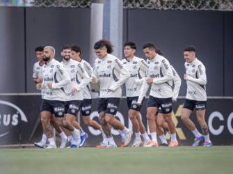 Santos x Vitória: onde assistir ao vivo, horário, escalações e tudo sobre o duelo do Brasileirão Série A 2026. Imagem: Raul Baretta/Santos FC