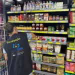 Procon apreende dezenas de produtos vencidos em supermercado em Cuiabá