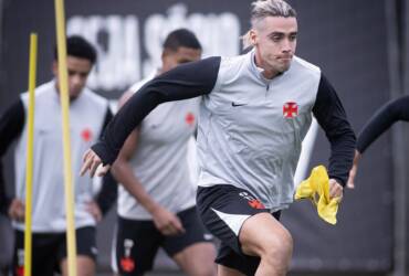 Vasco x RB Bragantino: onde assistir, horário, escalações e tudo sobre o duelo em São Januário pelo Brasileirão. Imagem: Matheus Lima/CR Vasco
