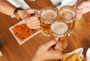 brindando com canecas de cerveja