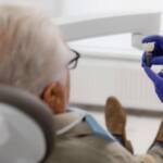 Medo da dor ainda faz idosos adiarem implantes e tratamentos odontológicos