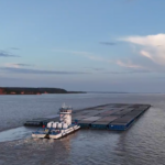 Maior comboio fluvial do Brasil completa um ano: gigante de 62,5 mil toneladas substitui 1.250 caminhões por viagem e revoluciona o escoamento de grãos