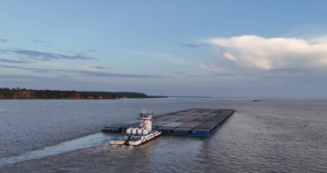 Maior comboio fluvial do Brasil completa um ano: gigante de 62,5 mil toneladas substitui 1.250 caminhões por viagem e revoluciona o escoamento de grãos