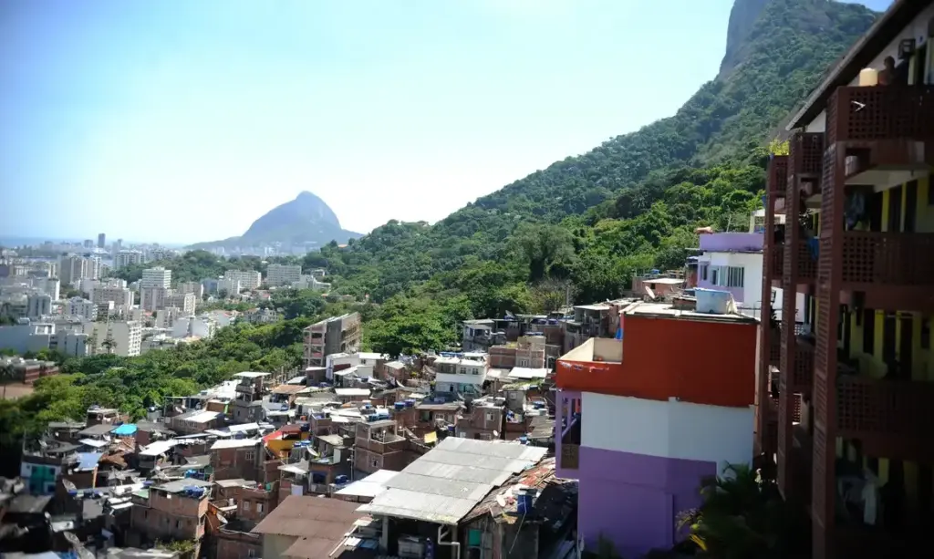 Tiroteio na zona sul do Rio deixa seis presos e homem baleado em ônibus
