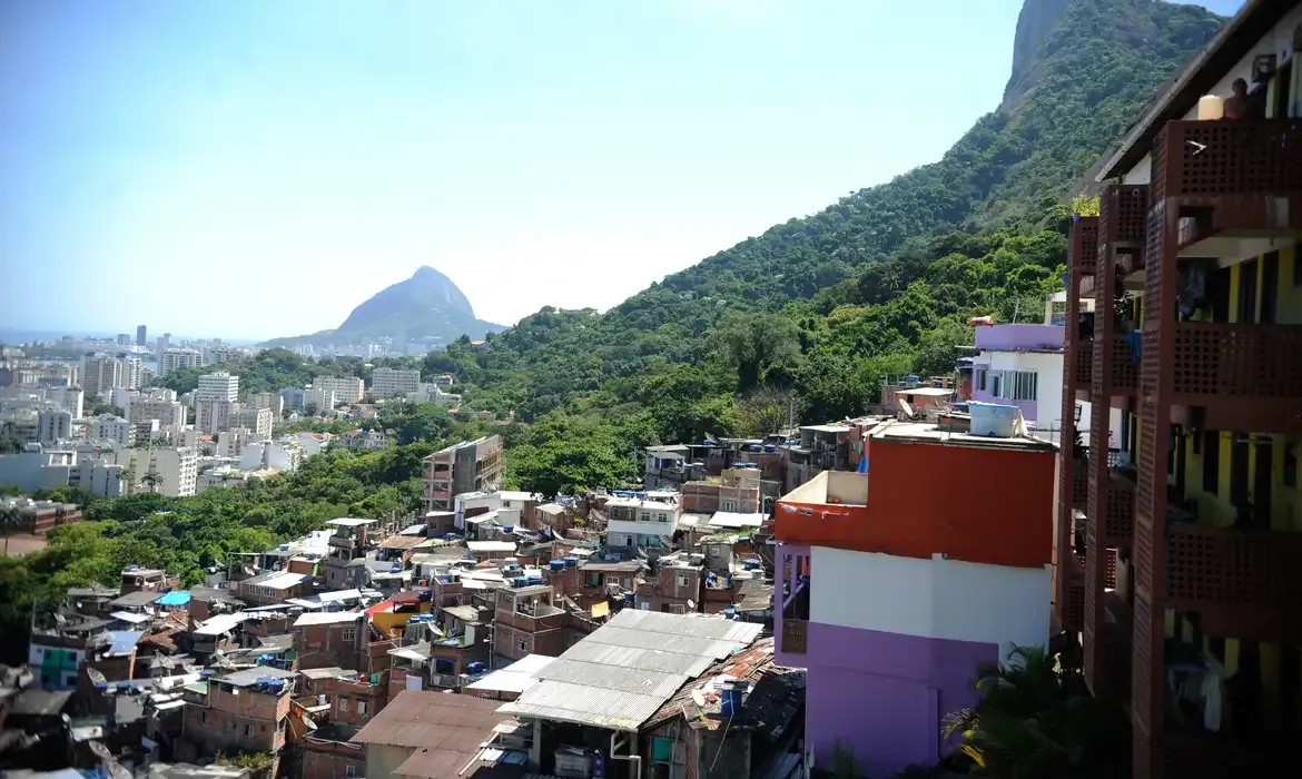 Tiroteio na zona sul do Rio deixa seis presos e homem baleado em ônibus