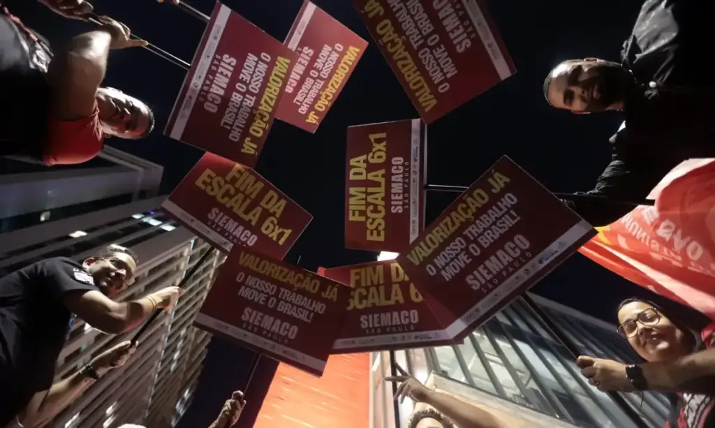 Protesto contra escala 6x1 reúne milhares em São Paulo nesta terça-feira (30)