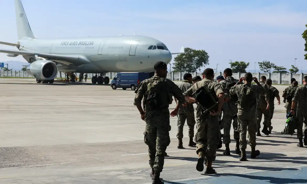 Brasil envia militares e 18 toneladas de medicamentos para Venezuela em missão humanitária