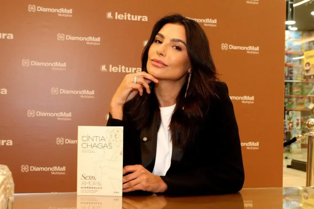 Cíntia Chagas livro Sexo, amor e hipérboles: autora lança obra e rejeita rótulo de influencer