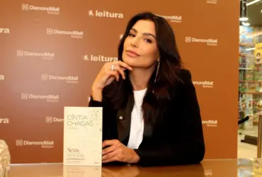Cíntia Chagas livro Sexo, amor e hipérboles: autora lança obra e rejeita rótulo de influencer