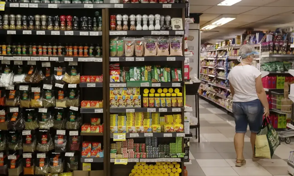 Produção de produtos alimentícios lidera emprego industrial em 2024, aponta IBGE