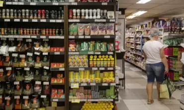 Produção de produtos alimentícios lidera emprego industrial em 2024, aponta IBGE