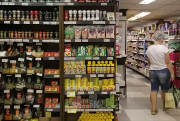 Produção de produtos alimentícios lidera emprego industrial em 2024, aponta IBGE