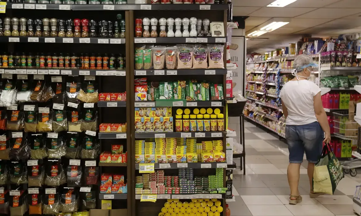 Produção de produtos alimentícios lidera emprego industrial em 2024, aponta IBGE