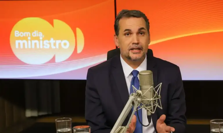 Governo usa lucros do petróleo para conter preços dos combustíveis