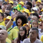 Brasil leva torcedores ao Vale do Anhangabaú para assistir ao jogo contra o Japão