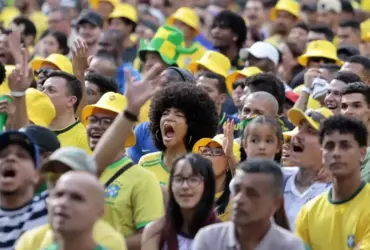 Brasil leva torcedores ao Vale do Anhangabaú para assistir ao jogo contra o Japão
