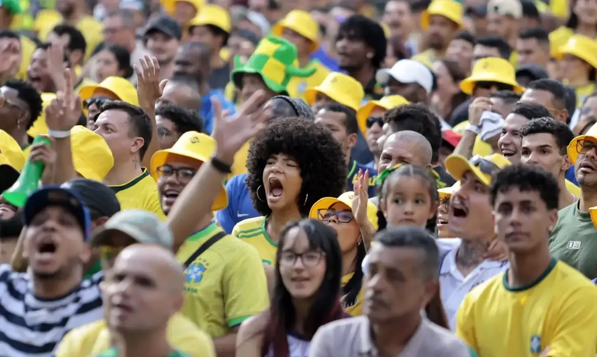 Brasil leva torcedores ao Vale do Anhangabaú para assistir ao jogo contra o Japão