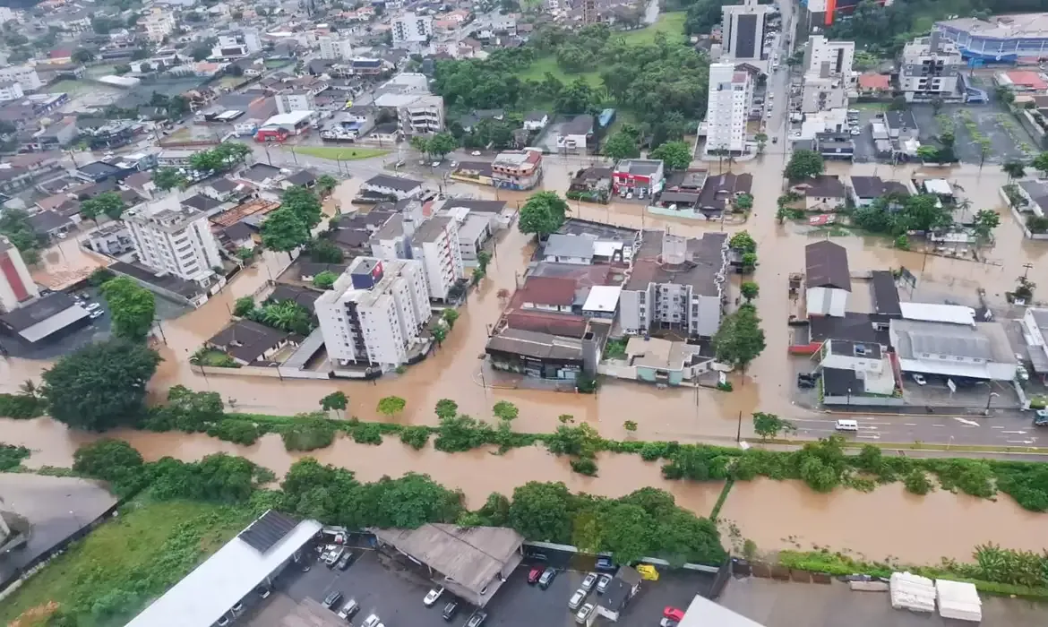 Frente fria de frio mantém instabilidade e alerta para temporais em Santa Catarina