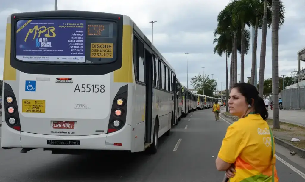Rodoviários mantêm greve e participam de audiência de conciliação no Rio