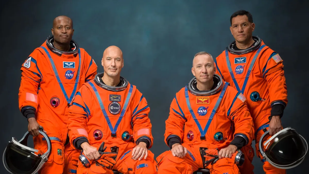 A equipe da próxima missão Artemis 3 da NASA (da esquerda para a direita): Andre Douglas, da NASA, Luca Parmitano, da Agência Espacial Europeia, Randy Bresnik, da NASA, e Frank Rubio, da NASA.(Crédito da imagem: NASA)