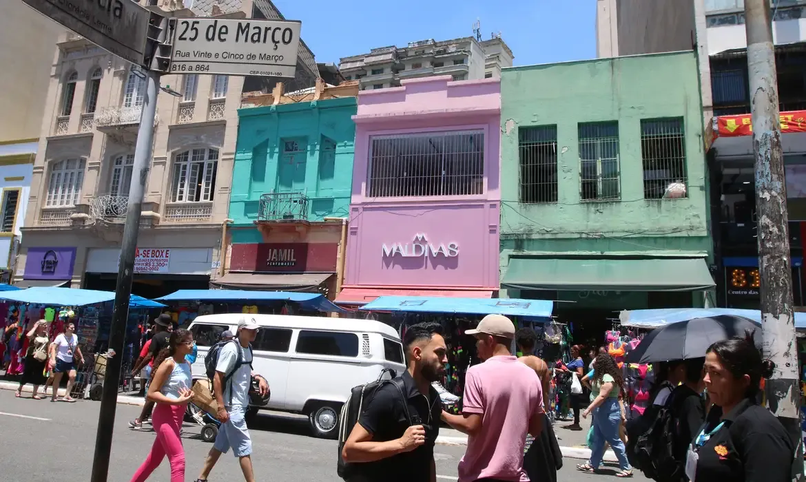 Confiança recua 0,4% entre consumidores paulistanos em maio