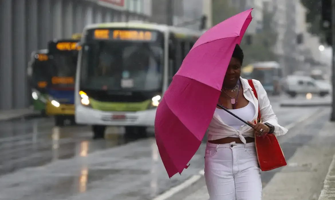 Chuva cancela show em Copacabana durante transmissão do jogo do Brasil na quarta-feira (24)