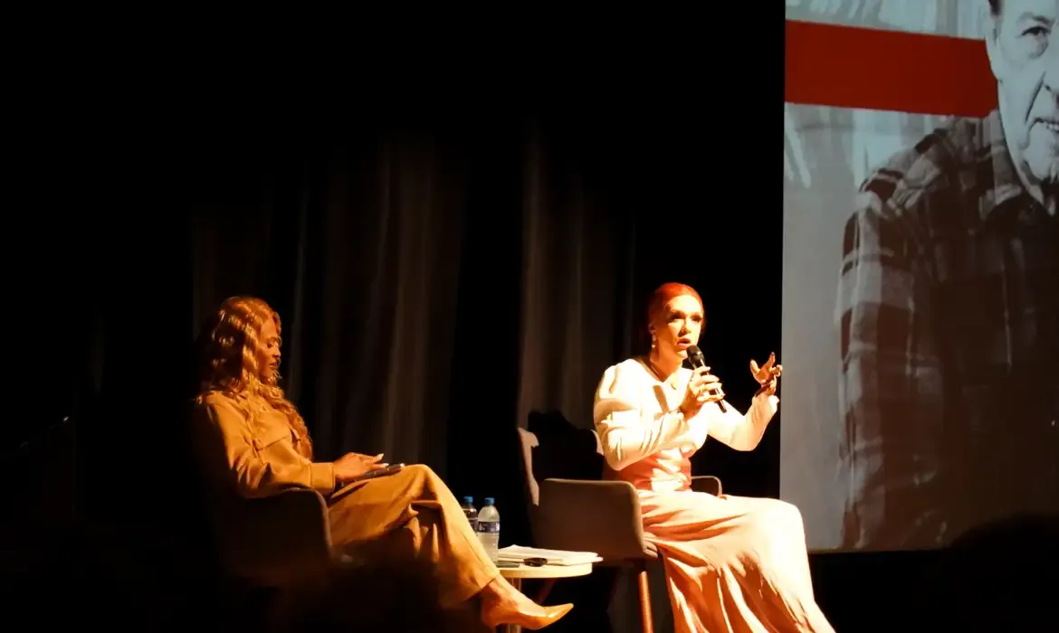 Rita critica capitalismo de plataforma durante evento drag em Brasília