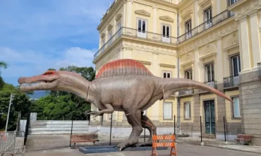 Dinossauro ganha destaque no Museu Nacional com réplica de 15 metros