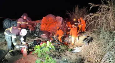 Motorista fica preso às ferragens após carreta carregada com couro tombar na BR-070