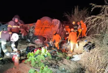 Motorista fica preso às ferragens após carreta carregada com couro tombar na BR-070