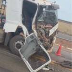 Colisão entre duas carretas na BR-163 deixa cabine destruída em Lucas do Rio Verde