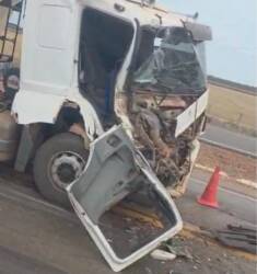 Colisão entre duas carretas na BR-163 deixa cabine destruída em Lucas do Rio Verde