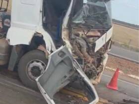 Colisão entre duas carretas na BR-163 deixa cabine destruída em Lucas do Rio Verde