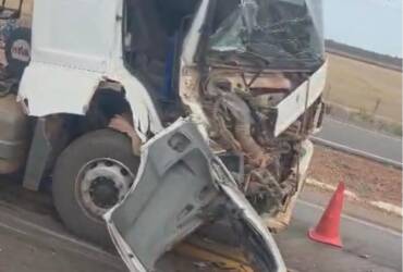 Colisão entre duas carretas na BR-163 deixa cabine destruída em Lucas do Rio Verde
