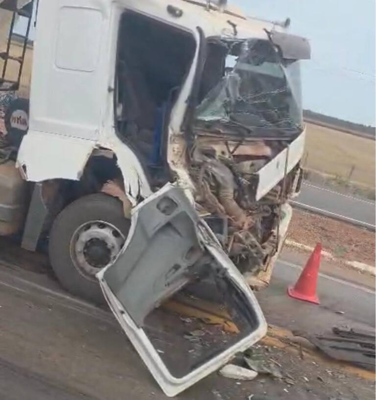 Colisão entre duas carretas na BR-163 deixa cabine destruída em Lucas do Rio Verde