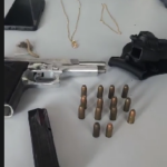 Mulher de policial militar é feita refém durante assalto em Cuiabá; suspeito é preso e comparsa morre durante fuga