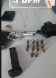 ARMAMulher de policial militar é feita refém durante assalto em Cuiabá; suspeito é preso e comparsa morre durante fuga