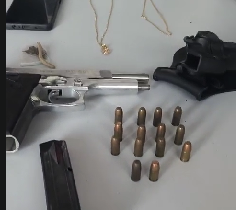 ARMAMulher de policial militar é feita refém durante assalto em Cuiabá; suspeito é preso e comparsa morre durante fuga