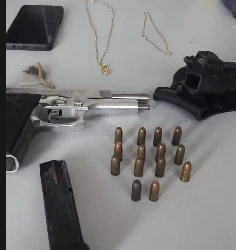 ARMAMulher de policial militar é feita refém durante assalto em Cuiabá; suspeito é preso e comparsa morre durante fuga