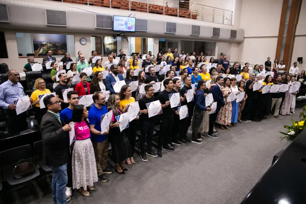 Dr. João preside sessão na ALMT e homenageia 117 missionários da comunidade Enchei-vos