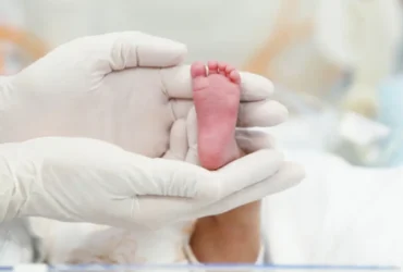 Ainda segundo o boletim, os pais levantaram a hipótese de que o estado de saúde do bebê poderia ter relação com vacinas aplicadas anteriormente.