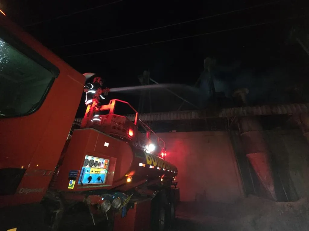 Incêndio em secador de grãos mobiliza bombeiros por mais de 9 horas em Campo Verde