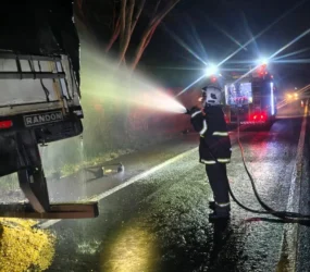 Incêndio em carreta na BR-364 mobiliza bombeiros em Alto Garças