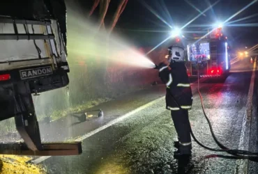 Incêndio em carreta na BR-364 mobiliza bombeiros em Alto Garças