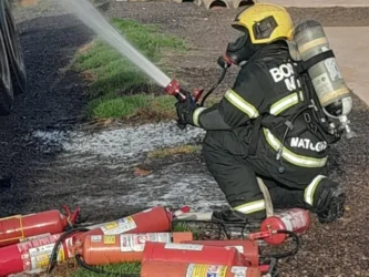 Princípio de incêndio na Feira Municipal de Juína é controlado por bombeiros